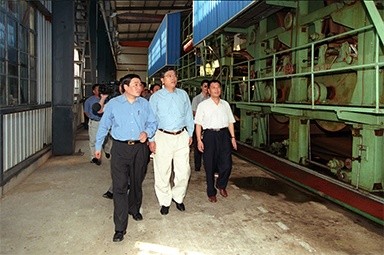 2000年9月19日，时任浙江省委书记张德江一行视察公司