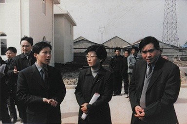 2001年2月20日，时任国家环保局副局长汪纪戎一行视察公司