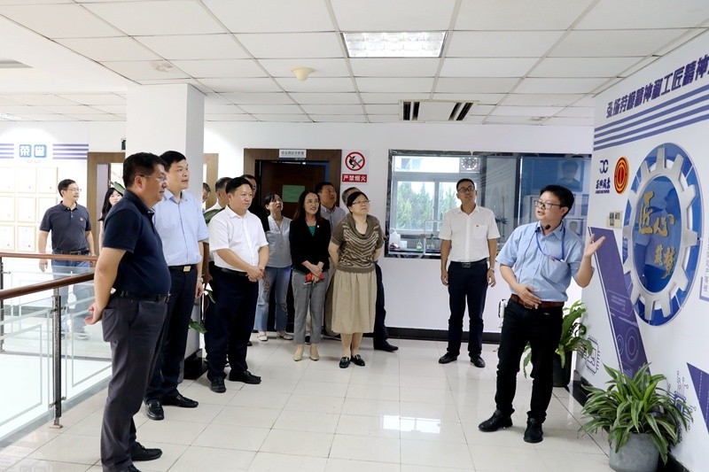 2020年7月29日，时任浙江省政协常委、社法委副主任、省总工会副主席、一级巡视员董建伟莅临CA88纸业调研新时代工匠培育工作